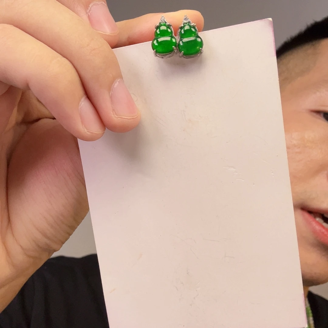 翡翠未镶嵌颈饰一对