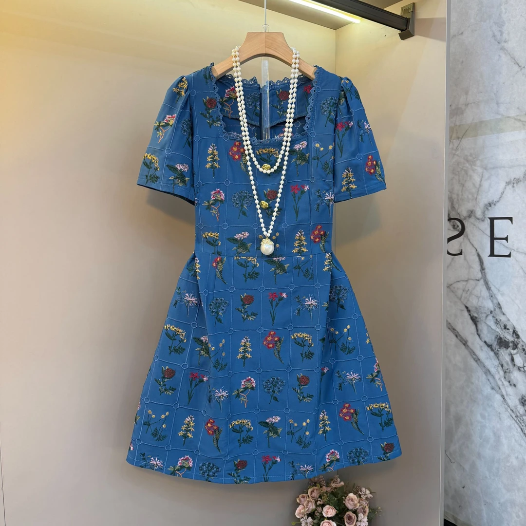 法式复古方领连衣裙女2025夏新款重工刺绣设计感高端礼服裙子8878