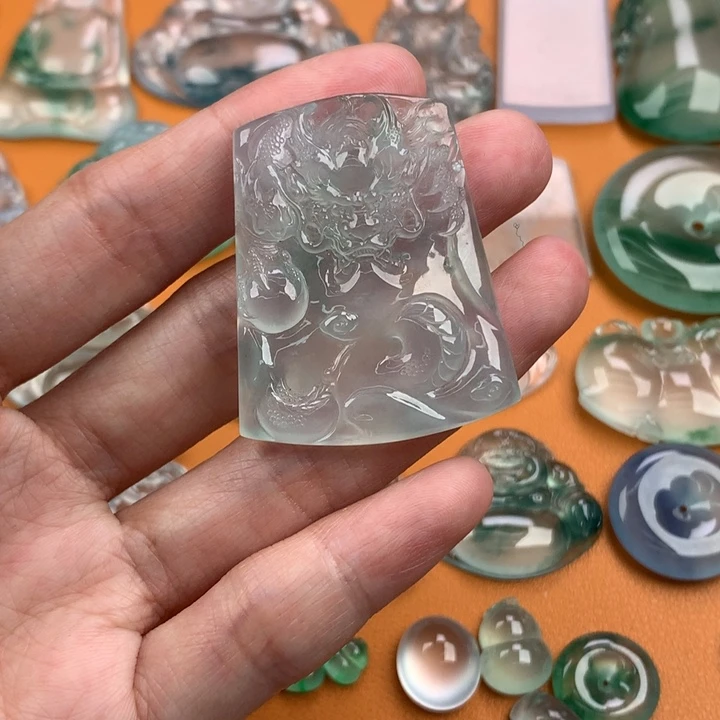 翡翠挂件未镶嵌…..