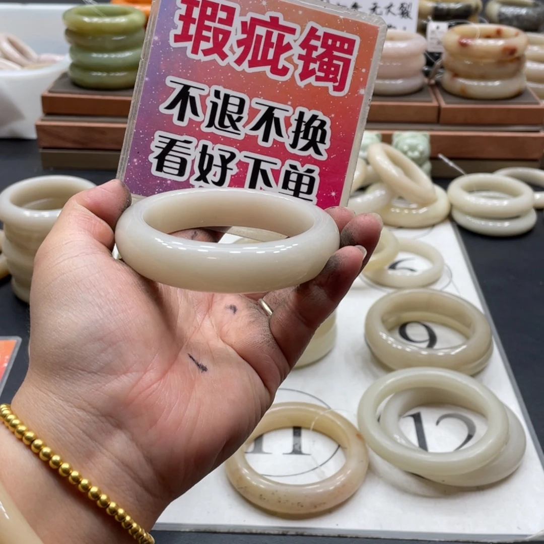 璇***未镶嵌手镯石英质玉