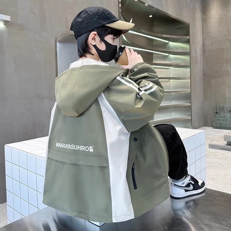 儿童装秋装冲锋衣洋气2025新款中大童秋季工装帅气男孩春秋款外套