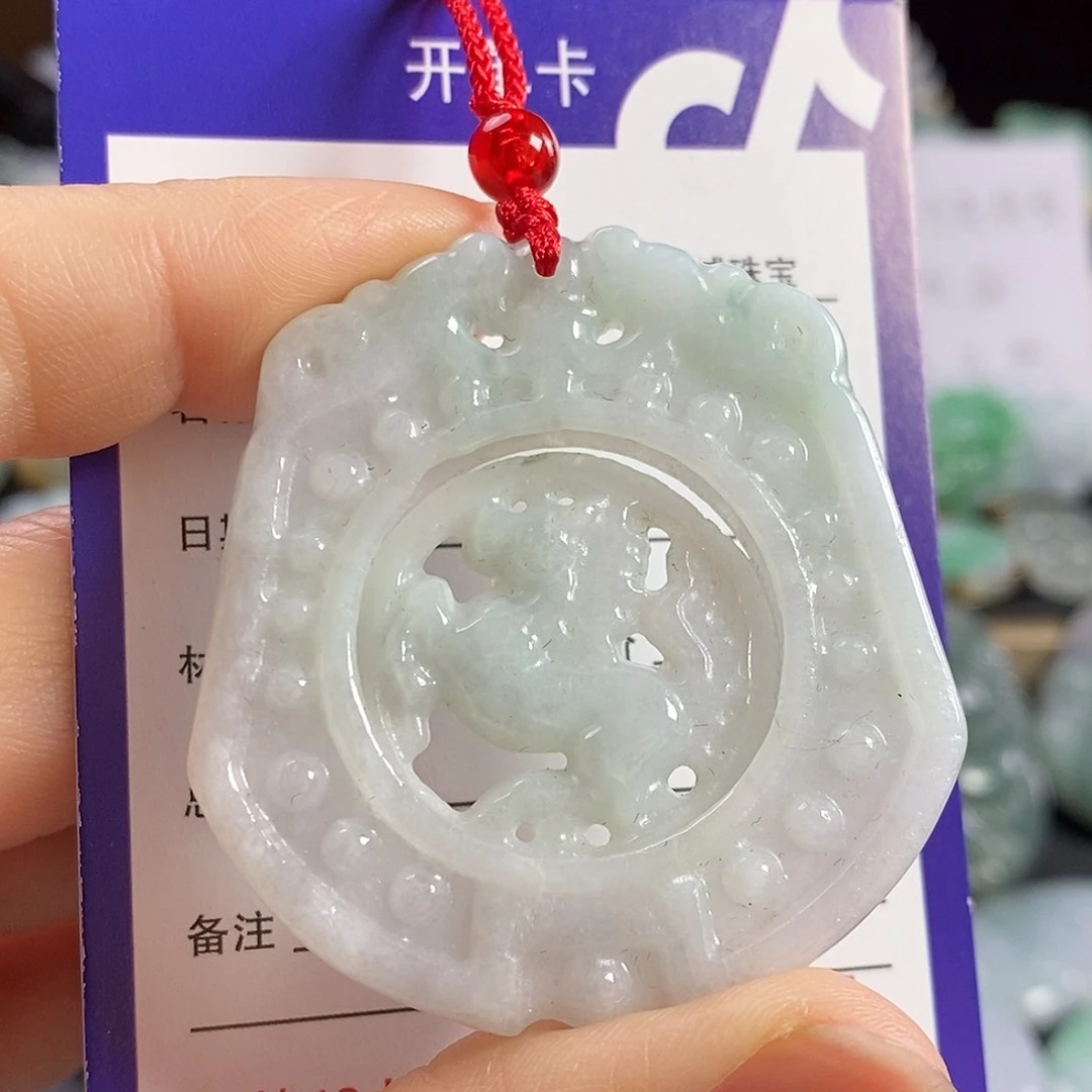 翡翠颈饰未镶嵌马牌