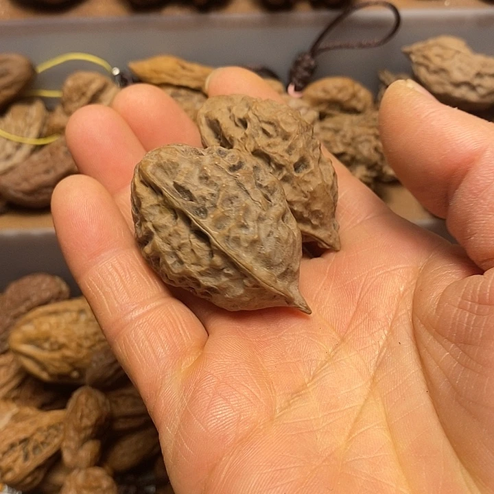 起***点文玩核桃吊坠不错