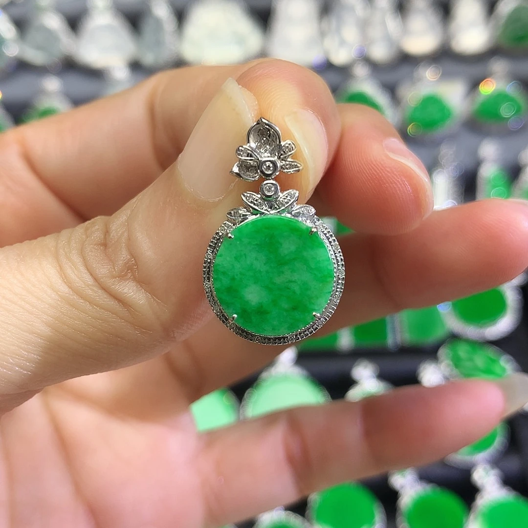 翡翠18K金镶嵌颈饰