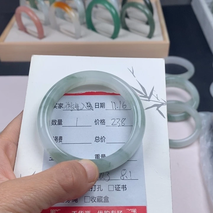 じ***骨石英岩玉未镶嵌手镯