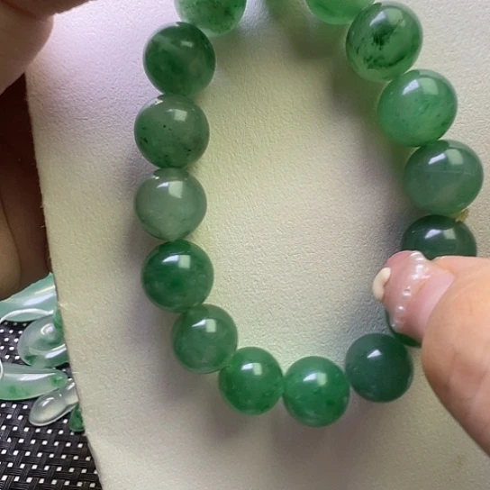 石英质玉（非洲翠）未镶嵌颈饰