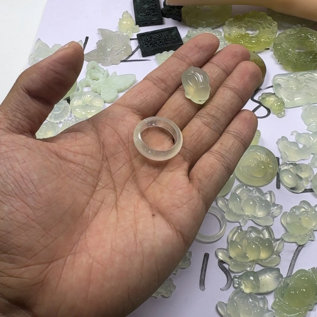 把***里岫玉未镶嵌玫瑰花