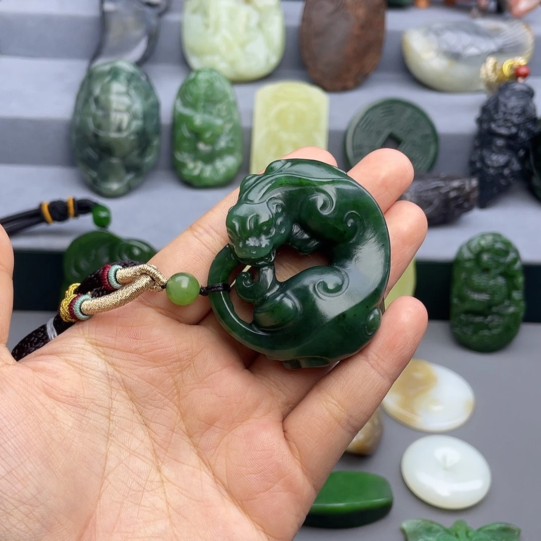 铁***店和田玉未镶嵌颈饰