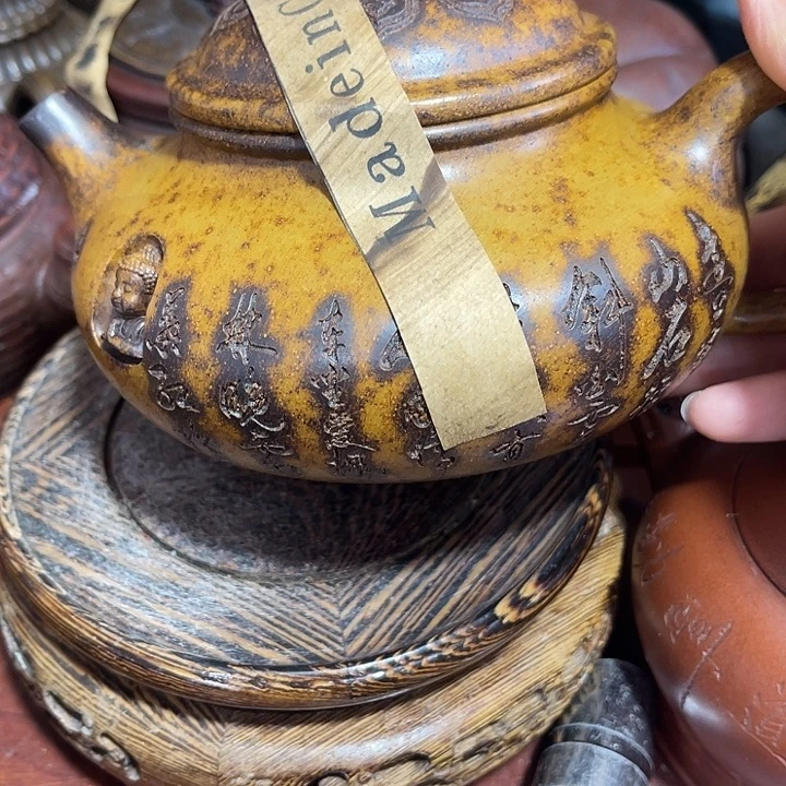 紫砂茶壶原矿泥料，手工制作的一把紫砂壶。