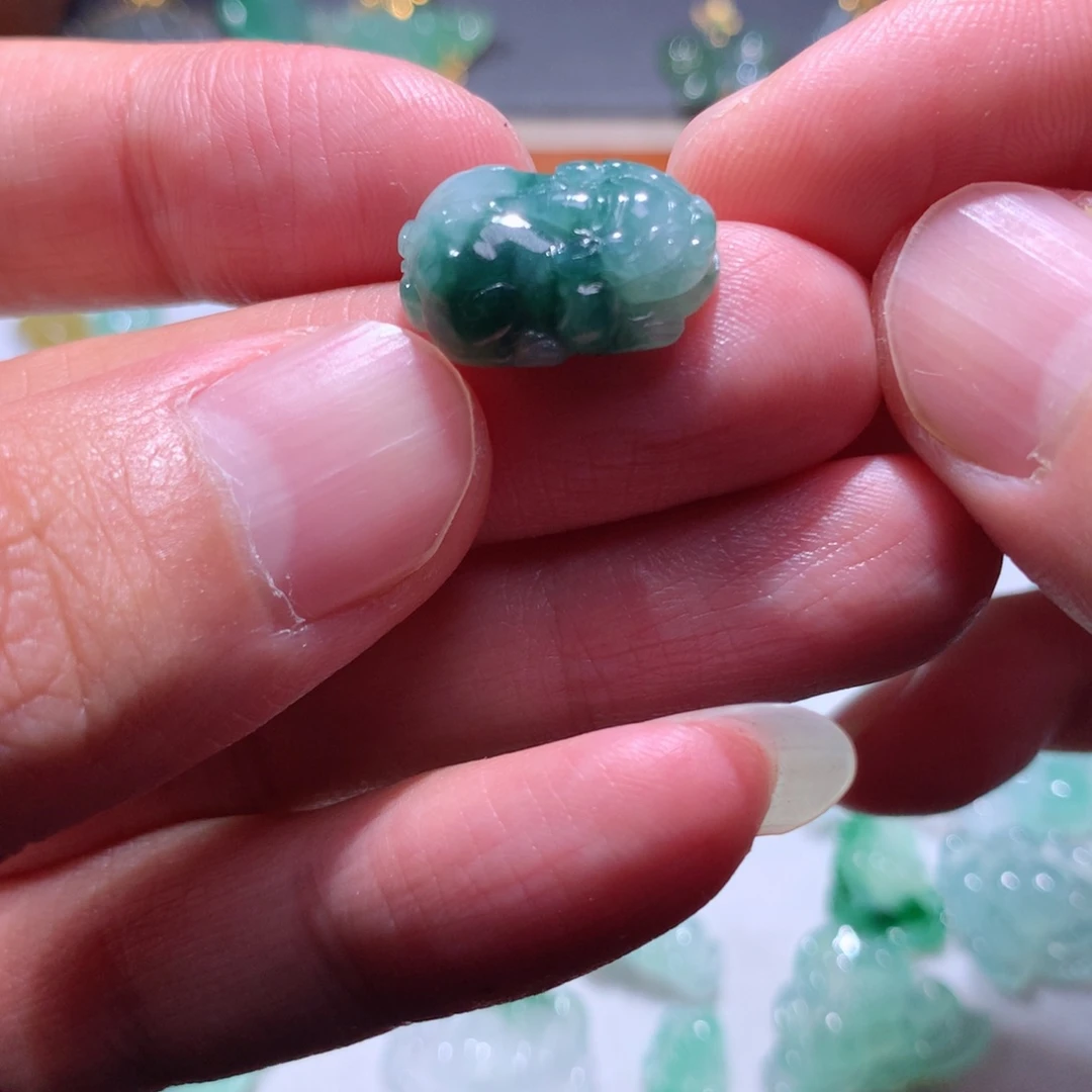翡翠未镶嵌颈饰貔貅
