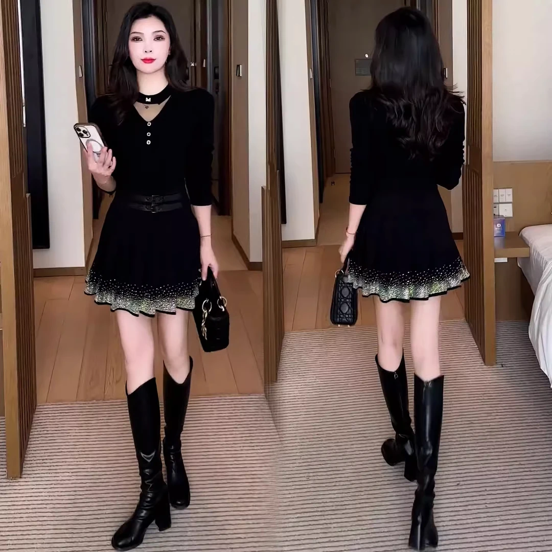 法式时尚蕾丝拼接V领T恤女2025冬季新款显瘦设计感百搭洋气打底衫