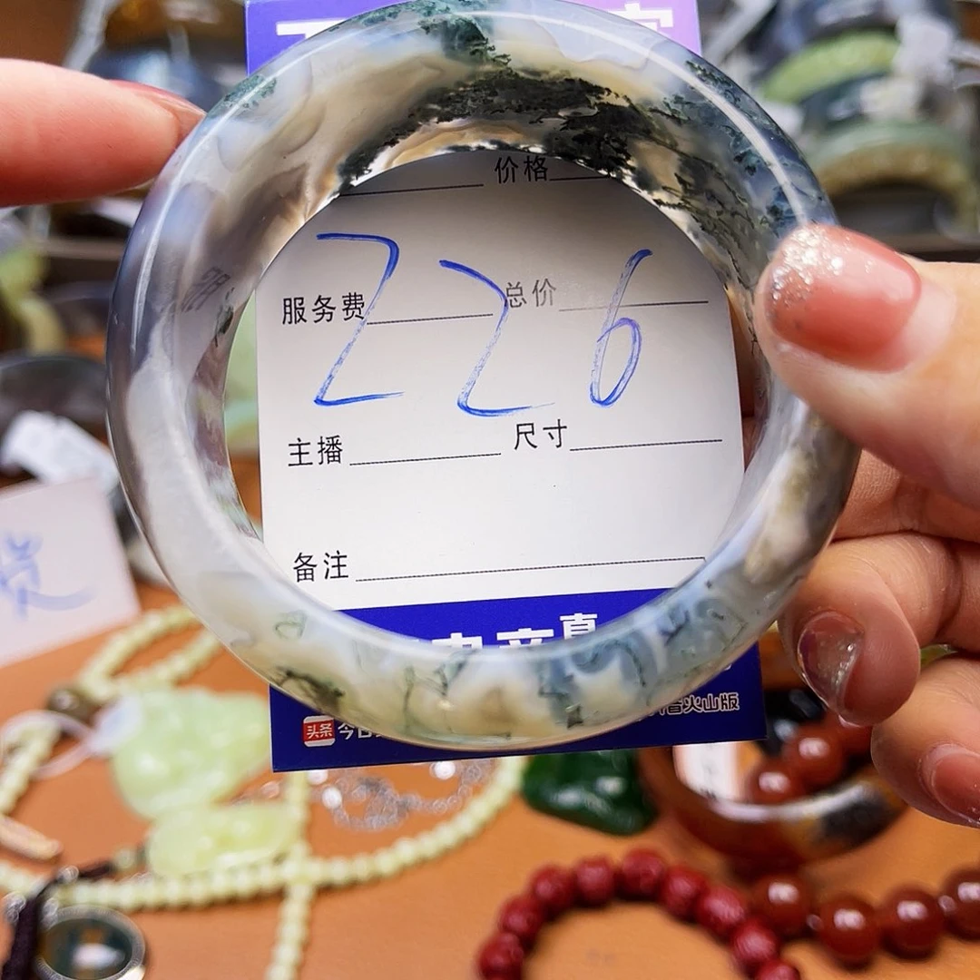 颈饰未镶嵌石英岩玉