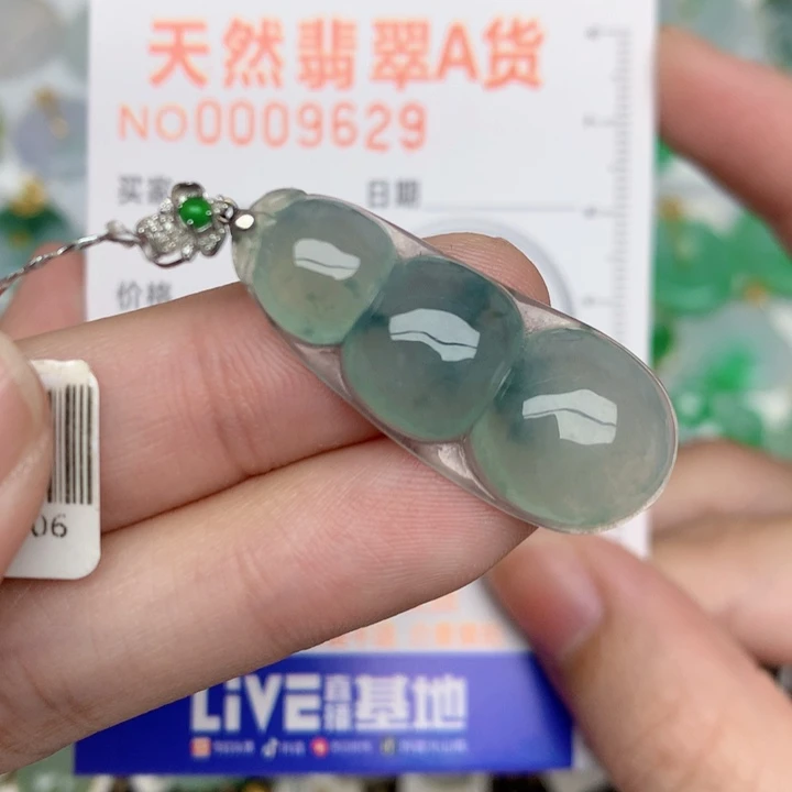 颈饰18K金镶嵌翡翠豆子