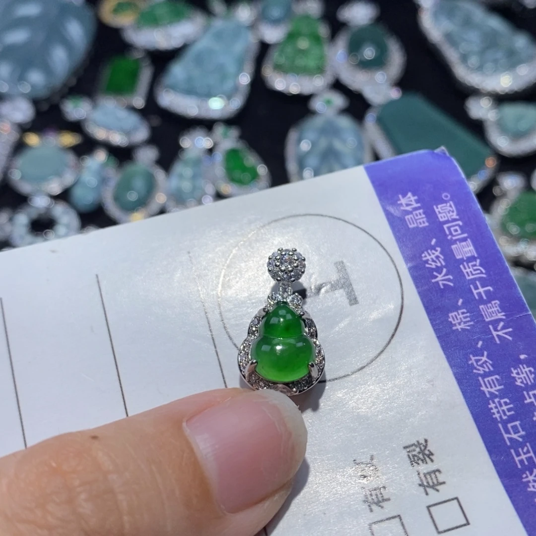 大***女翡翠未镶嵌颈饰翡翠