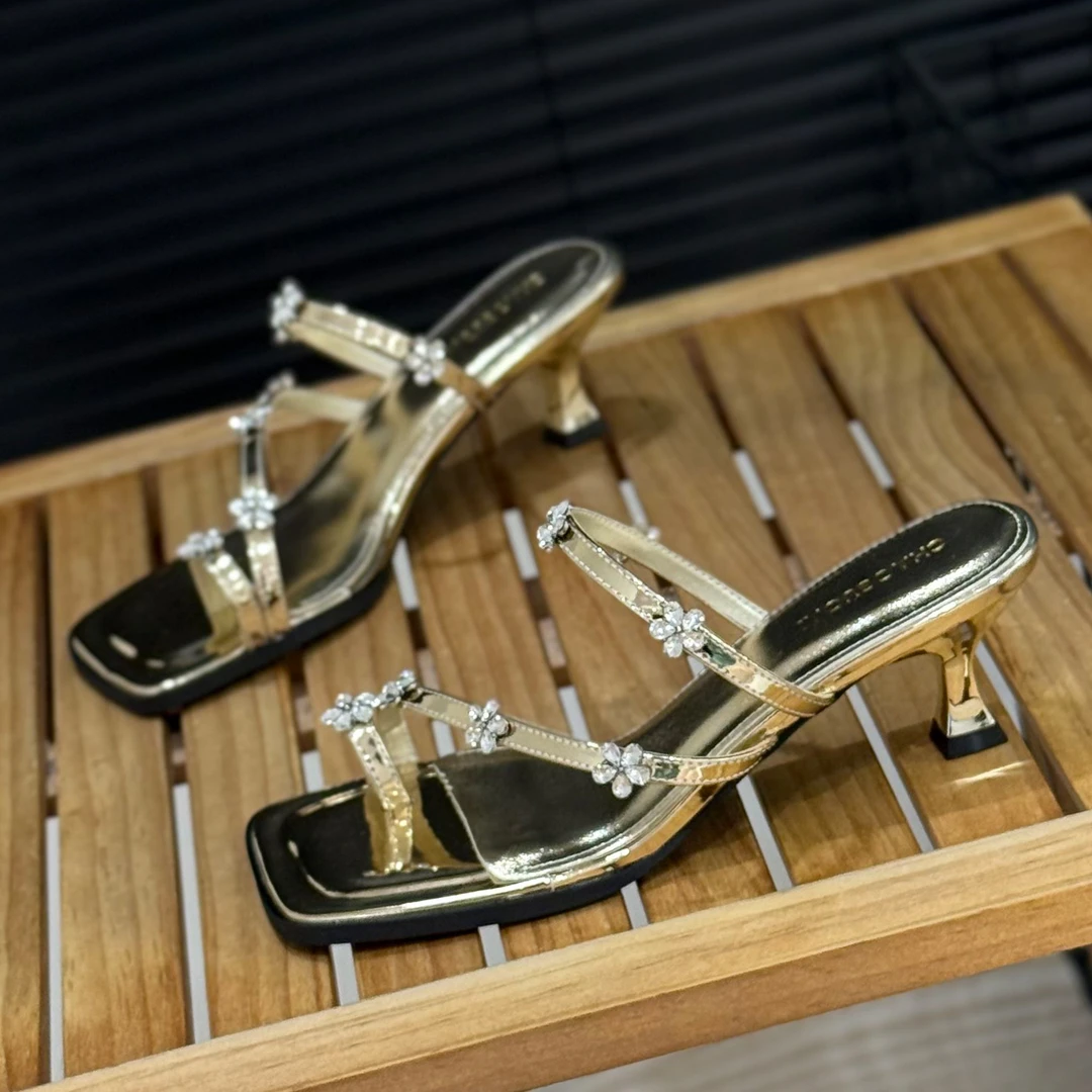 套趾一字拖女2025新款仙女风花朵水钻凉拖鞋女性感露趾细跟高跟鞋