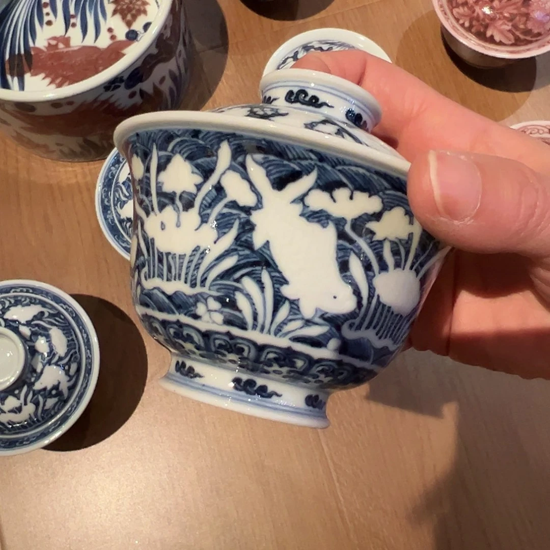 不晓堂柴窑暗刻鱼藻纹盖碗