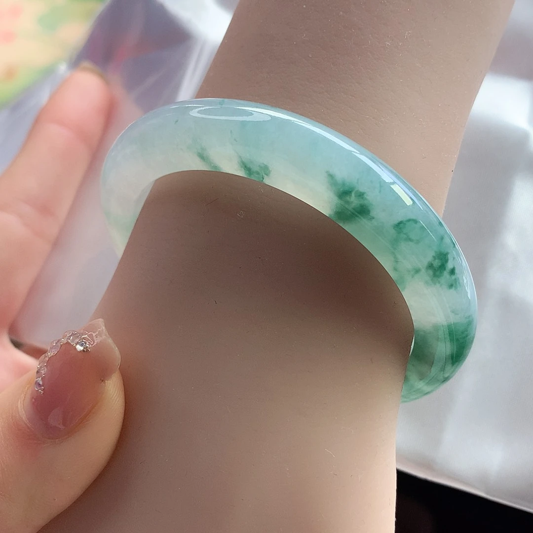 翡翠手镯未镶嵌天然翡翠51-52半白底半飘绿花