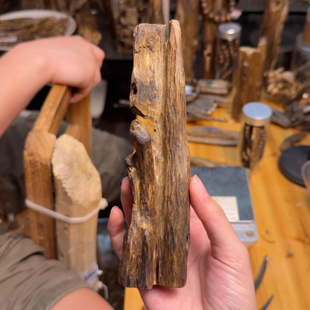 沉香沉香碎屑蓝宝石块料38克