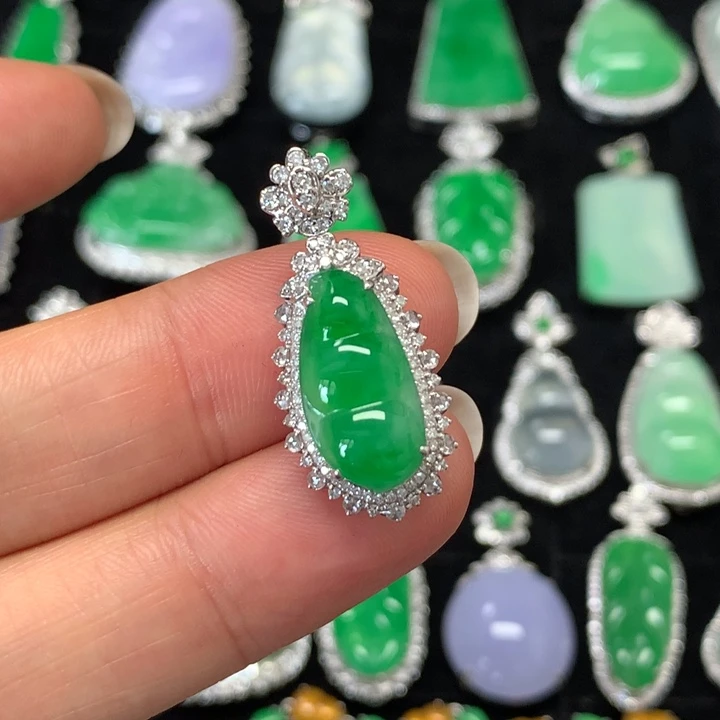 【闪购商品】颈饰18K金镶嵌翡翠吊坠