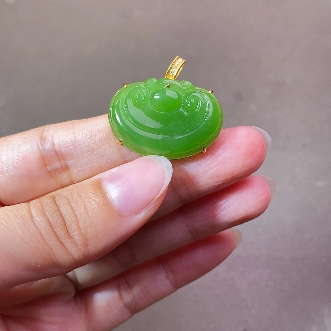 郑***大和田玉18K金镶嵌颈饰