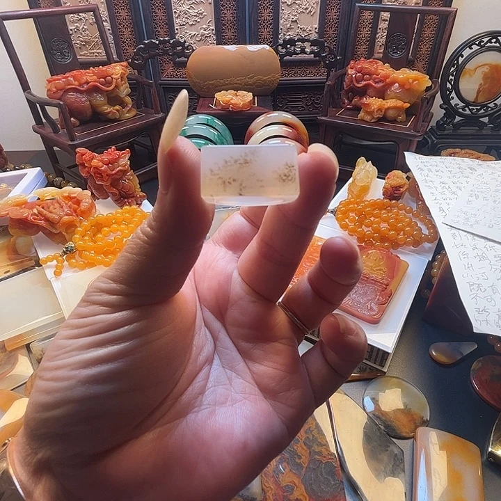 未镶嵌石英质玉（黄龙玉）耳饰
