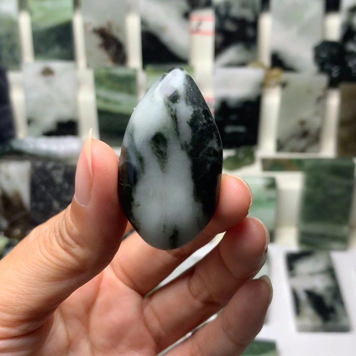 独山玉未镶嵌颈饰原石