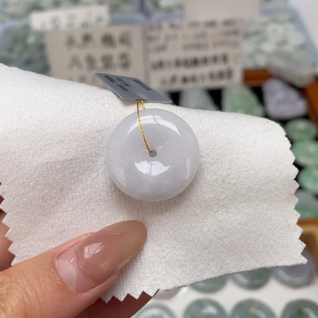 翡翠未镶嵌颈饰平安扣