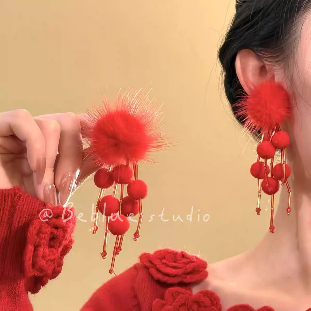 非金属布艺耳饰 新年红毛绒球长款流苏耳钉甜美可爱耳环新款秋冬