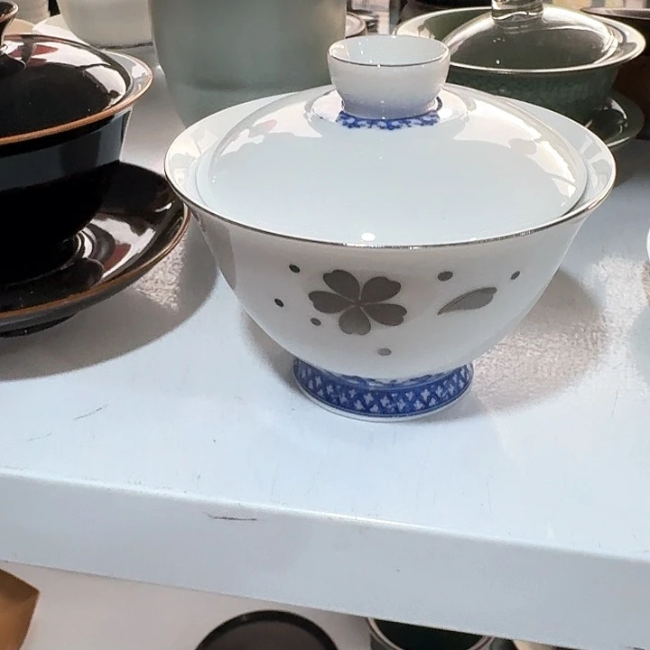 主人杯一个，瓷。。。品茗