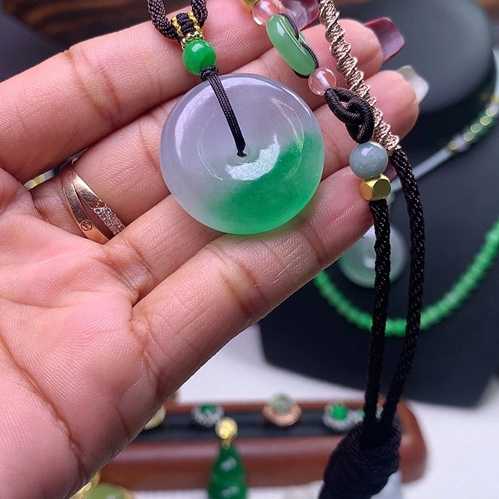 翡翠吊坠(赠链)未镶嵌