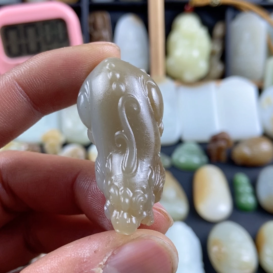 和田玉挂件未镶嵌时**雨