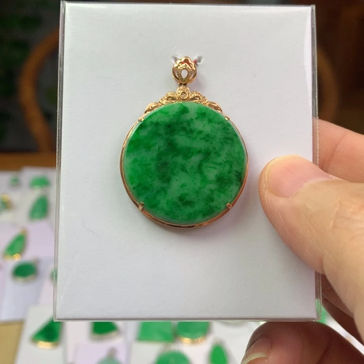翡翠18K金镶嵌颈饰翡翠吊坠