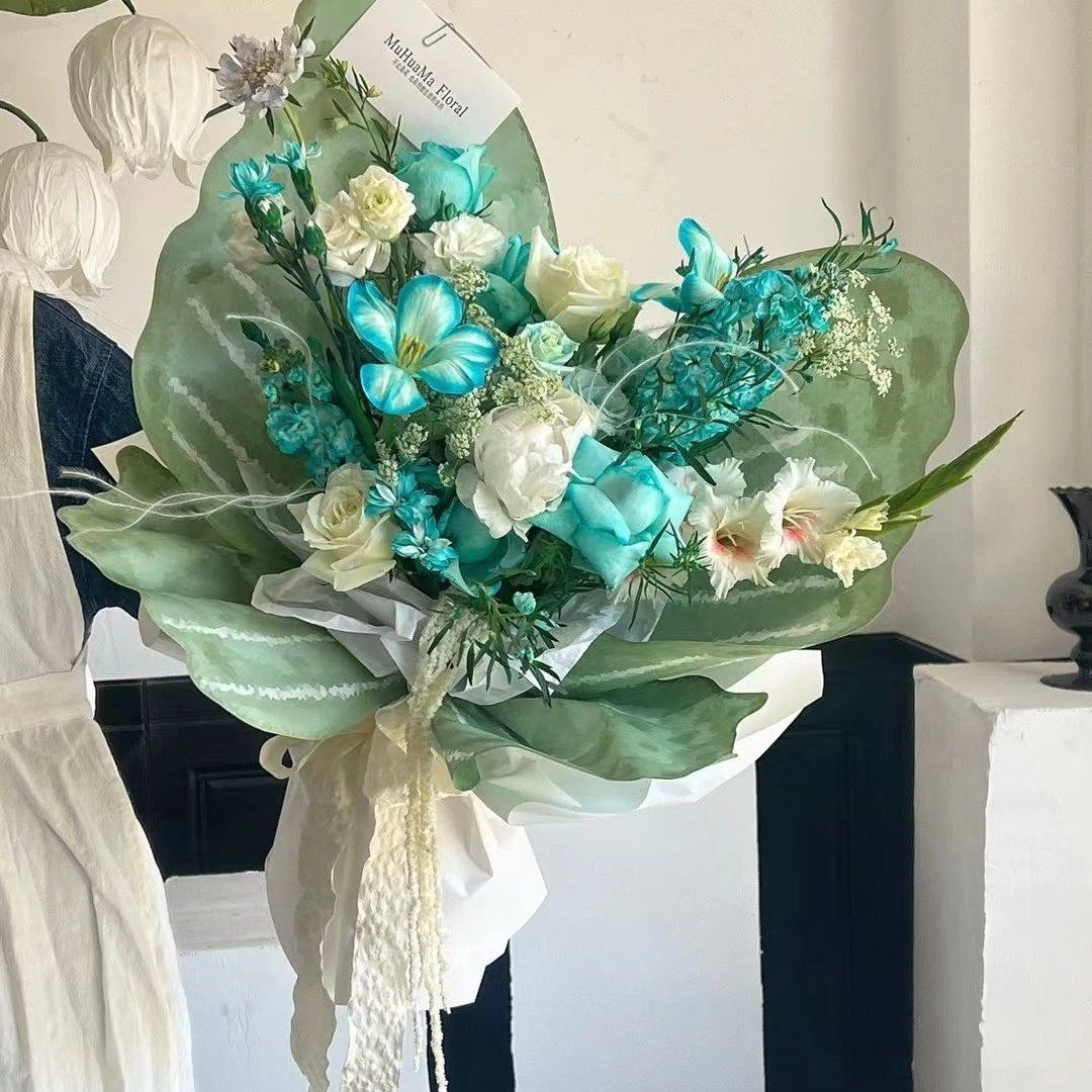 【蝴蝶自来】6朵蓝玫瑰3朵白玫瑰1朵白芍药搭配白桔梗，蓝星花，紫罗兰