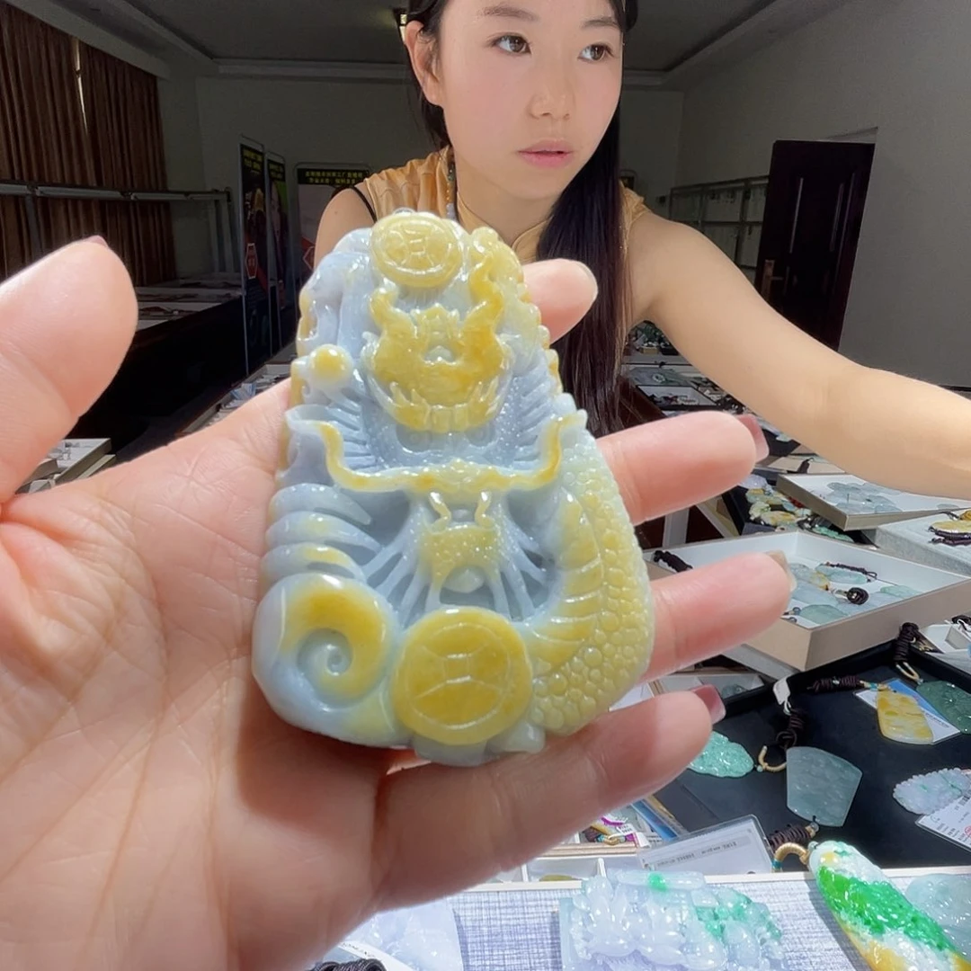 翡翠未镶嵌颈饰一个