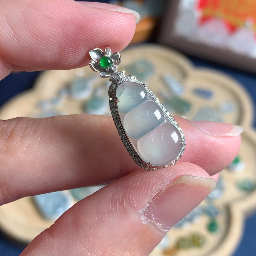 翡翠18K金镶嵌颈饰豆子