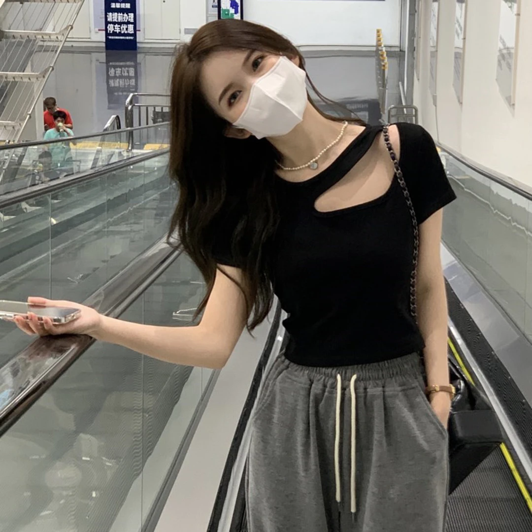 甜辣纯欲风短款黑色T恤夏季2025设计感镂空修身短袖心机上衣女ins