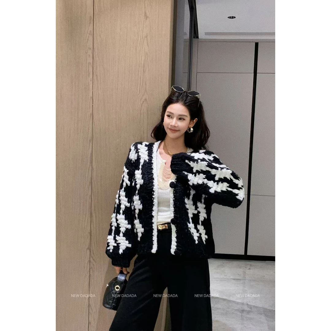 利达 NEW DADADA 复古千鸟格针织开衫黑白V领宽松显瘦外套QHM2404