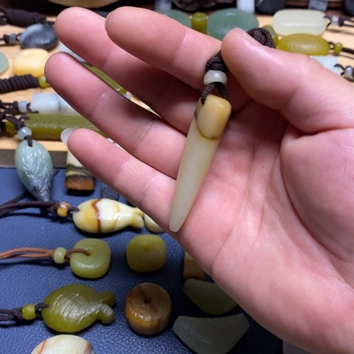 未镶嵌蛇纹石玉颈饰