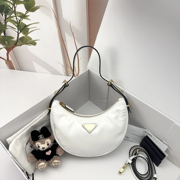 95新/普拉达/包包/市场价28000/250612CZ0027