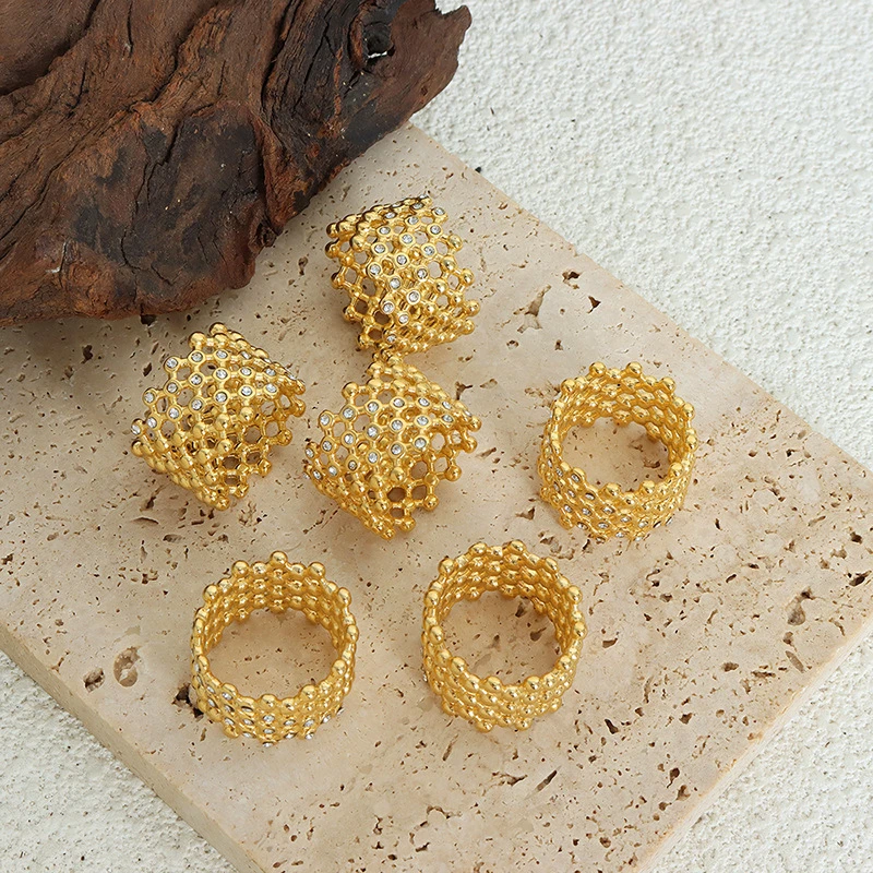 钛钢戒指 法式新款高级感钛钢镶钻戒指格纹缕空指环气质时尚饰品