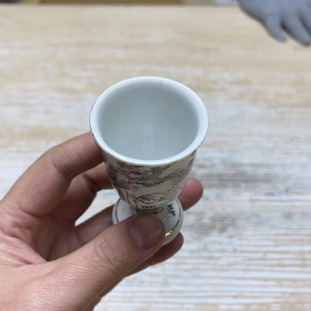 瓷片?*牛密密麻麻地排列在一起