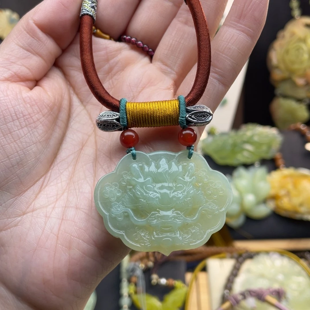 蛇纹石玉颈饰未镶嵌