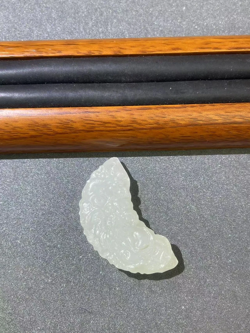 s6249白色月牙雕刻吊坠多样发