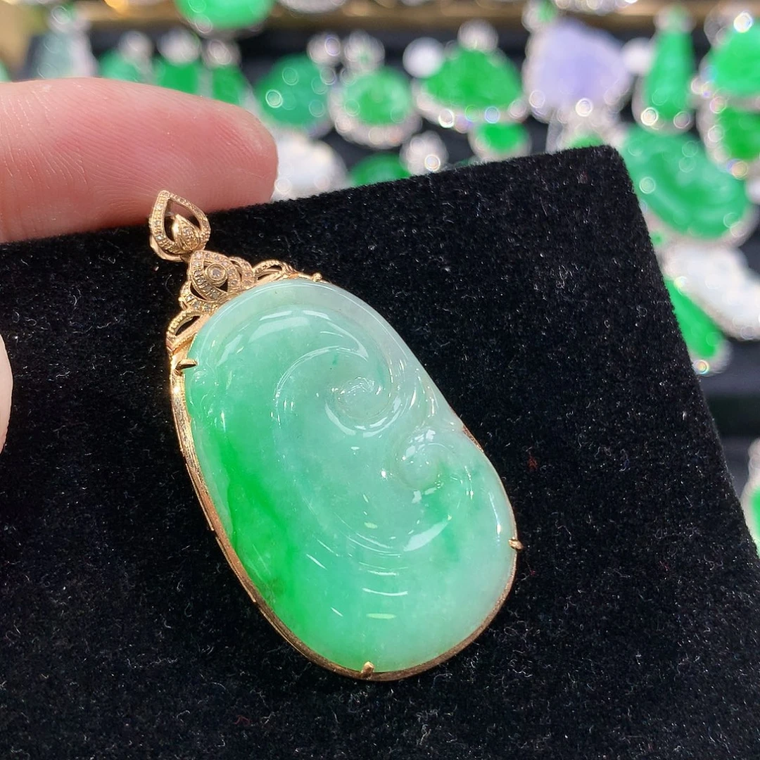 翡翠18K金镶嵌颈饰