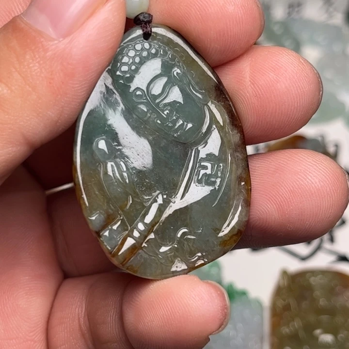 翡翠未镶嵌颈饰佛观天下