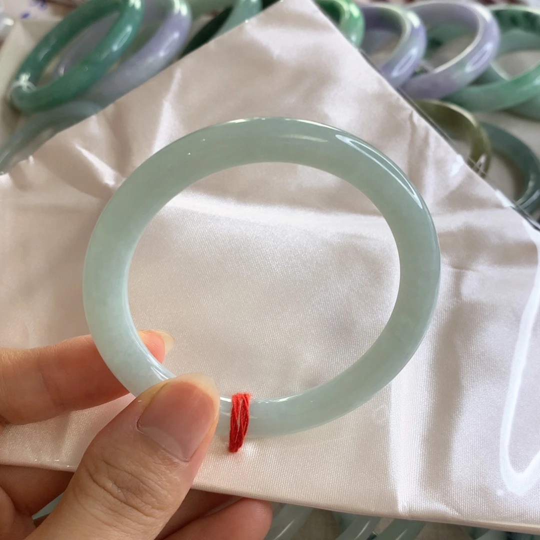 翡翠手镯未镶嵌葡萄肉圆条56.7