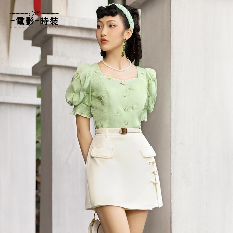 【芊芊专属】一电影一时装法式绣花条纹方领泡泡袖上衣装FEJS126571