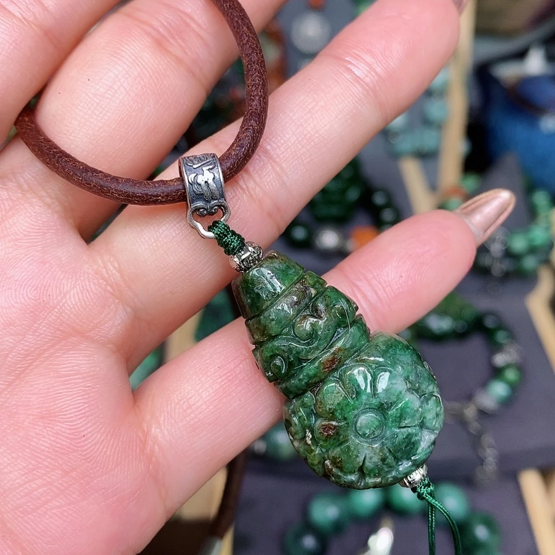 翡翠颈饰未镶嵌漂亮美眉