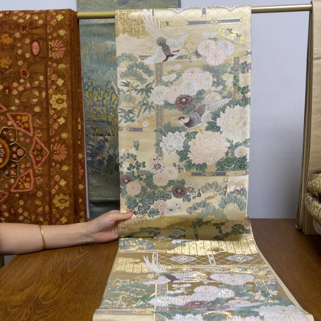 织绣织锦工作的时候