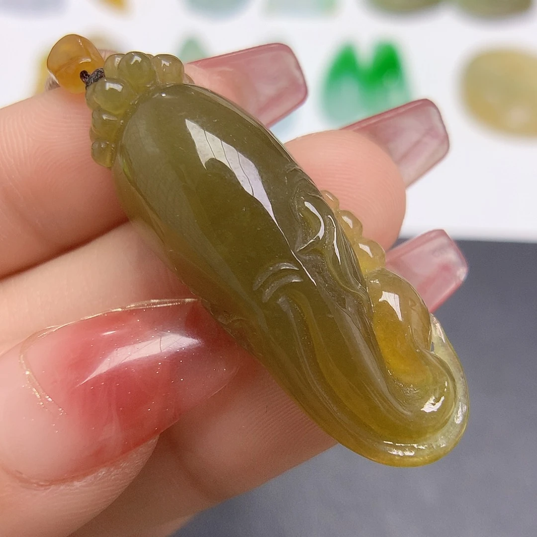 翡翠颈饰未镶嵌人参